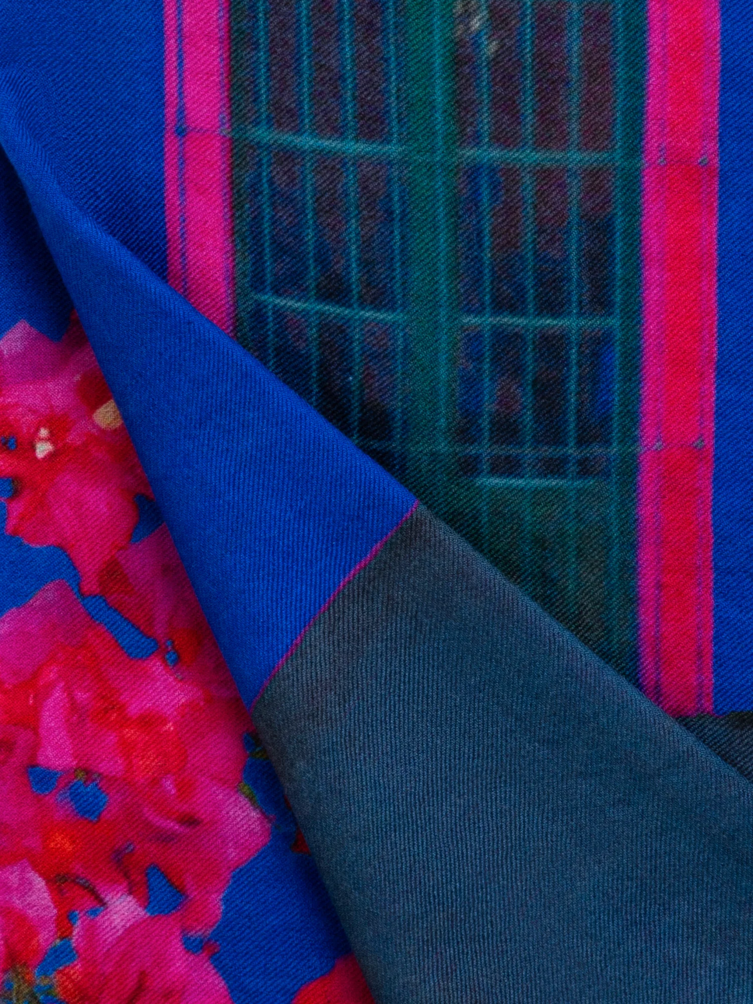 Scarf in Cashmere and Silk with Bougainvillea Porta Print - Image 2