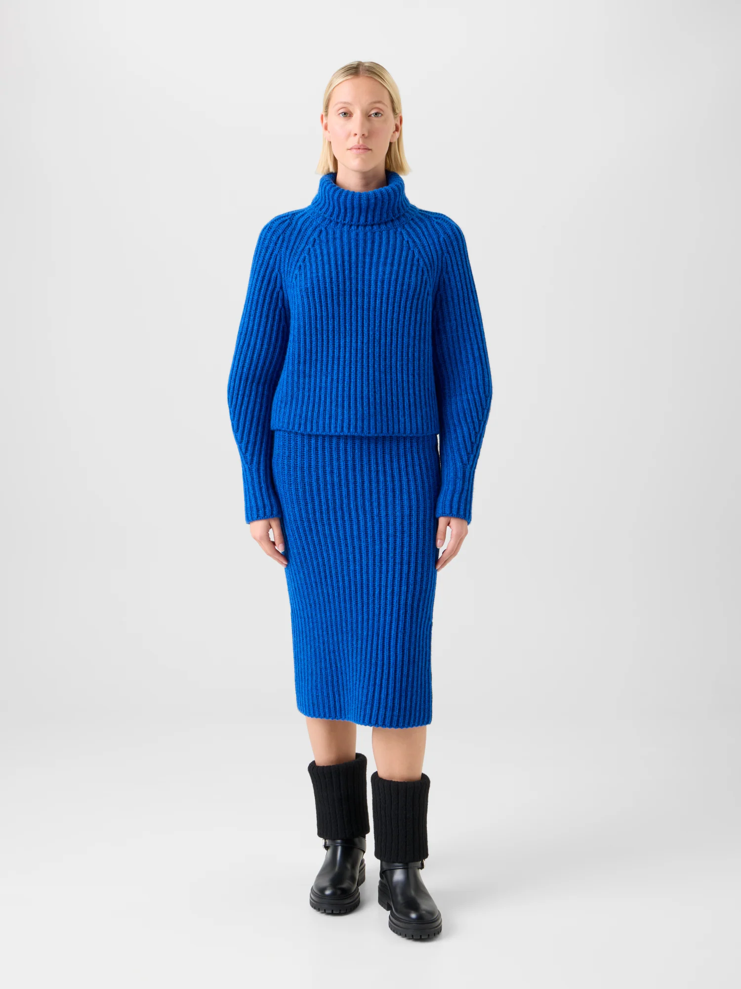 Cropped Cashmere Chunky Rib Turtle Neck Sweater - Image 2