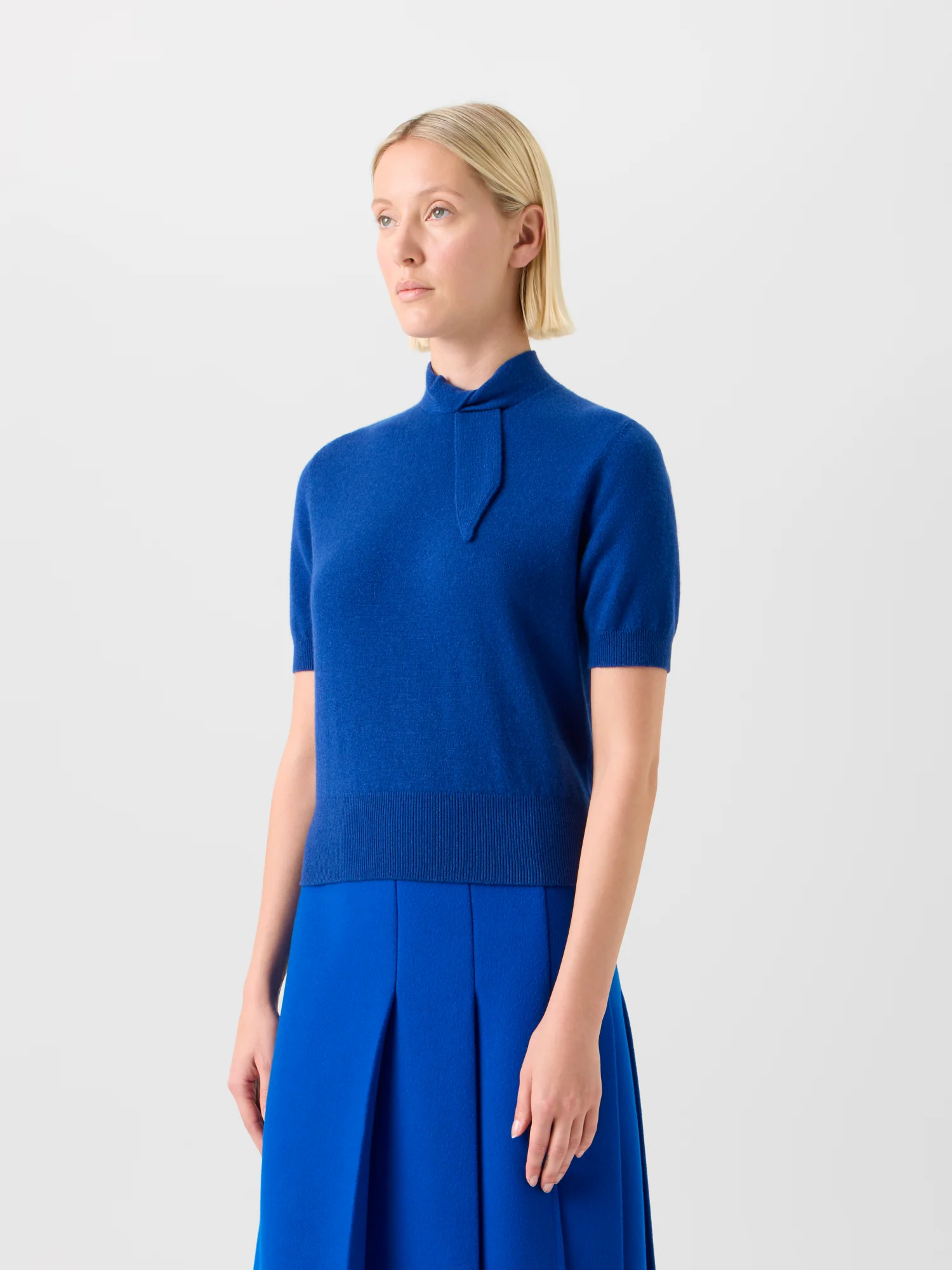 Short Sleeve Cashmere Sweater with Knot Detail - Image 5
